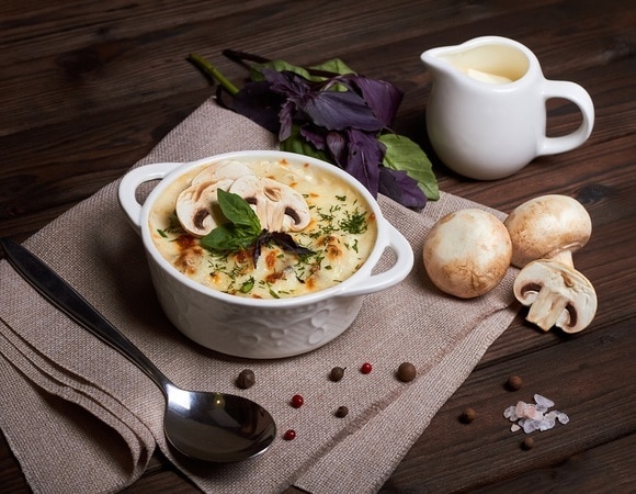 Что приготовить с шампиньонами? Жульен с курицей и соусом бешамель