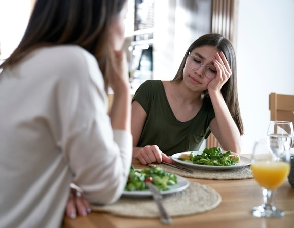 Больше — ни слова: разговоры во время еды грозят деликатной проблемой