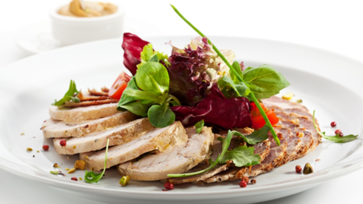 Нежный и пикантный: салат с говяжьим языком для особого случая