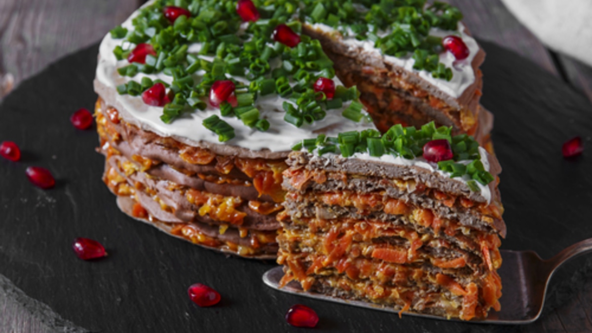 Печеночный торт из свиной печени с грибами: рецепт для гурманов