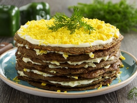 Рецепт печеночного торта из куриной печени на сметане с огурцом