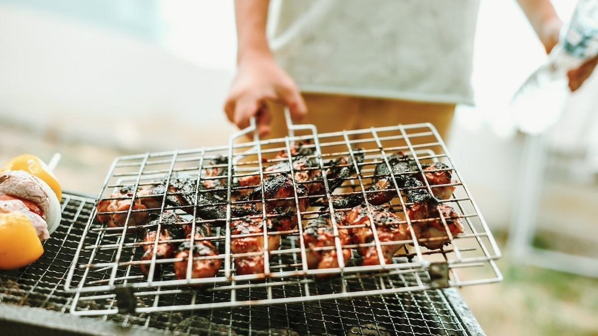 Какое мясо лучше жарить на шампурах, а какое — на решетке? Разобраться помог шеф-повар 