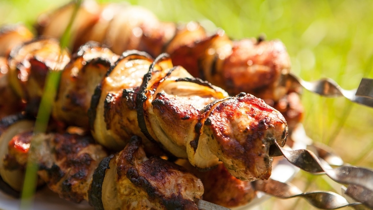 Сколько жарить шашлык на шампурах и на решетке — советы шеф-повара 