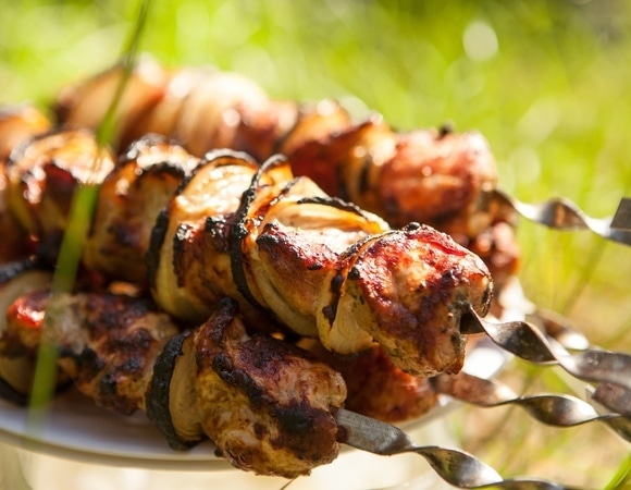 Сколько жарить шашлык на шампурах и на решетке — советы шеф-повара 