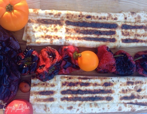 Лаваш с голубым сыром, изюмом и овощами на гриле: пикник гурмана