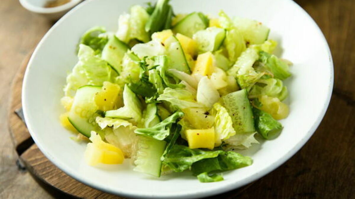 Салат с ананасом — быстрый шедевр для неожиданных гостей