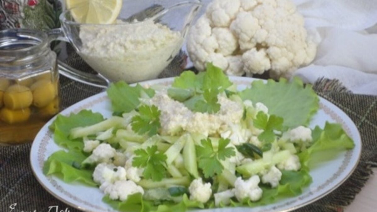 Зеленый салат с гречневым соусом: вкусный и полезный диетический обед