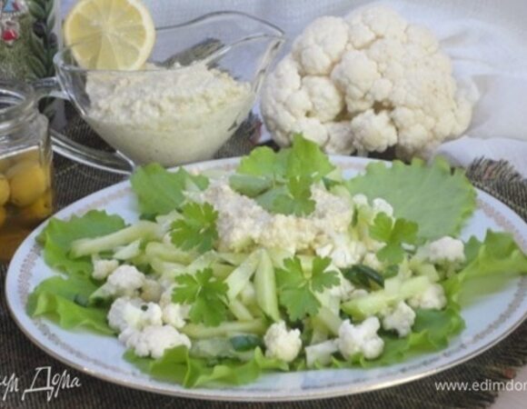 Зеленый салат с гречневым соусом: вкусный и полезный диетический обед