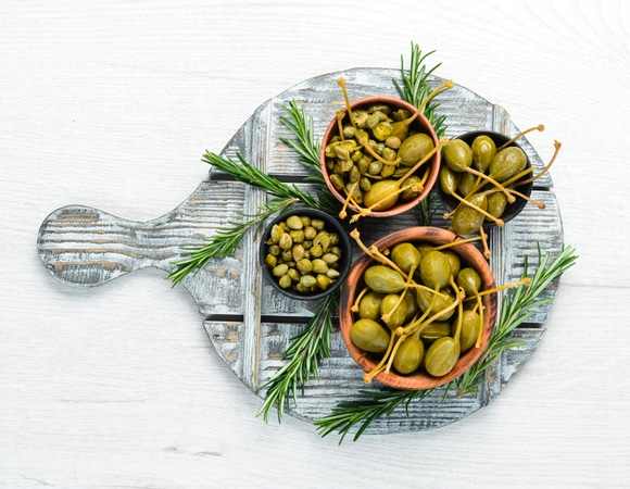 Каперсы: что это такое и где их используют — делимся рецептами