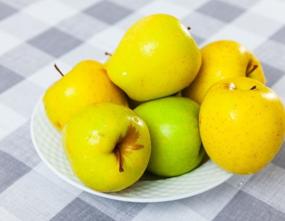 «Берем пальчиками»: именно так нужно есть яблоки — по современным правилам этикета