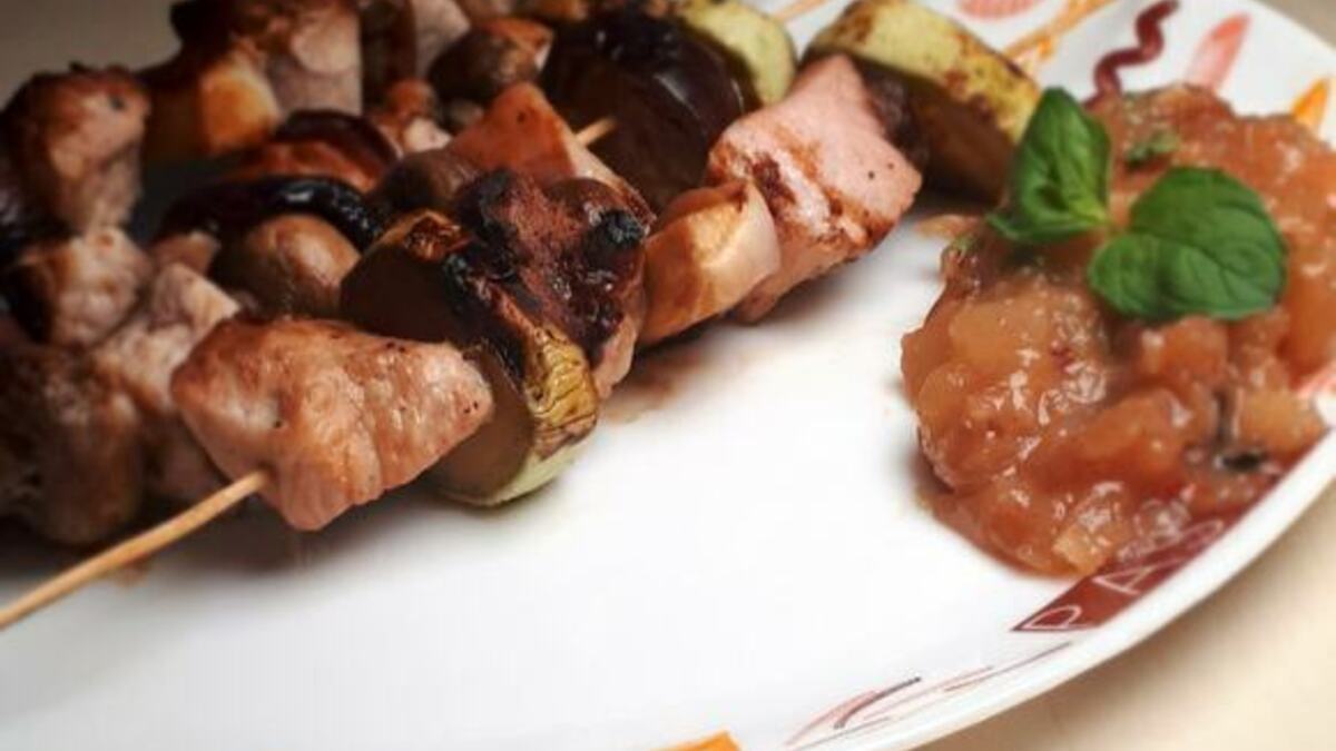 Диетический шашлык из индейки в ягодном маринаде: пикантный вкус в каждой порции