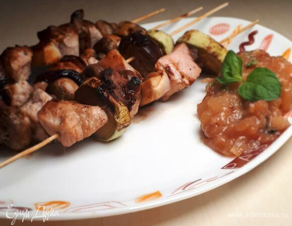 Диетический шашлык из индейки в ягодном маринаде: пикантный вкус в каждой порции