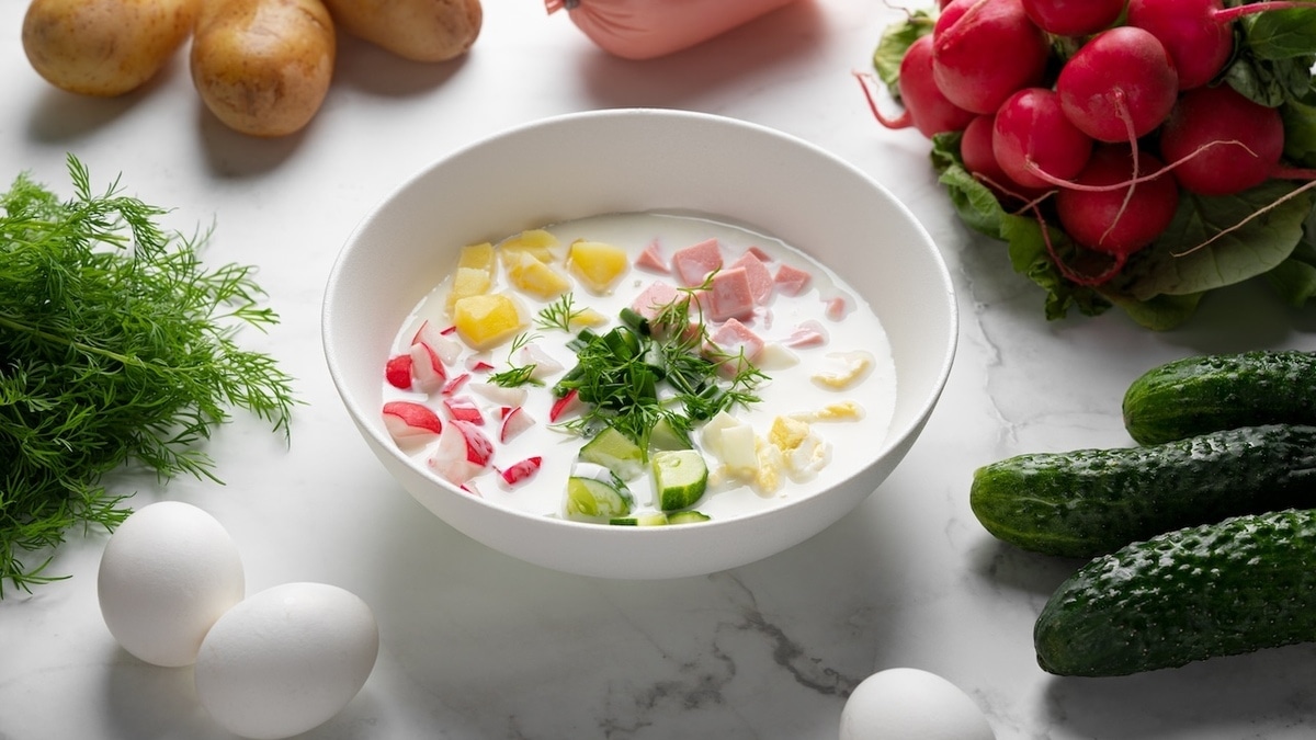 В Роскачестве напомнили, на чем готовить настоящую окрошку — на квасе или кефире? 