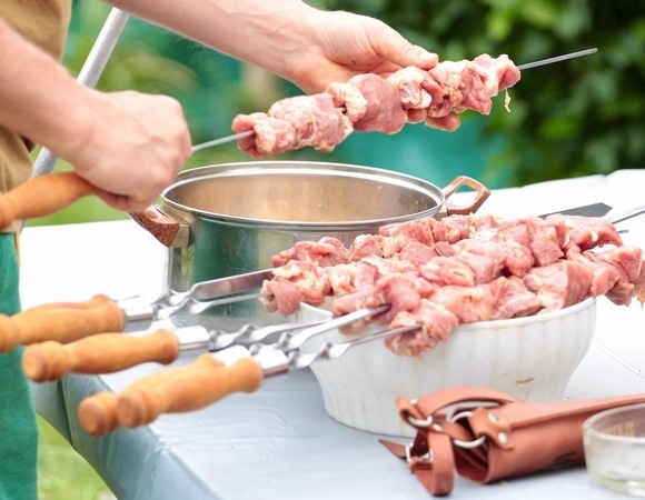 Экспресс-маринад для шашлыка от шеф-повара: 3 ингредиента — и за час все готово