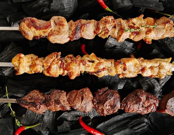 Шашлык с подвохом: 5 ошибок при мариновании, которые портят мясо