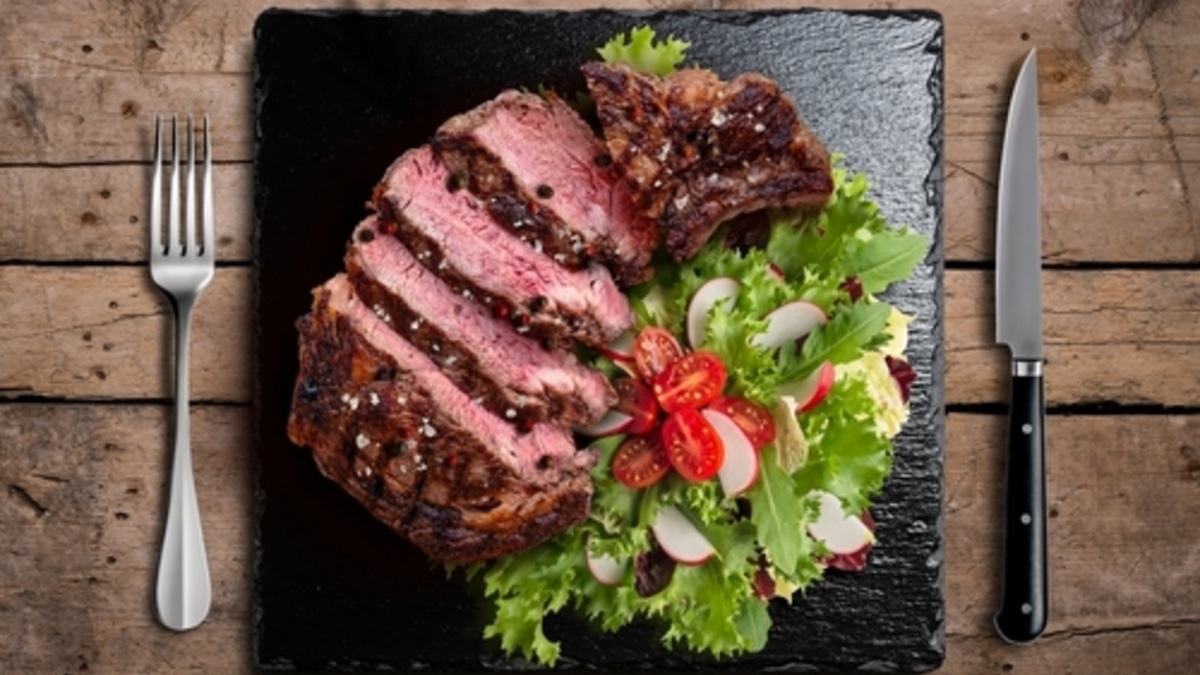 Как приготовить сочные стейки на природе: советы от шеф-повара — рецепты маринада, соуса и не только