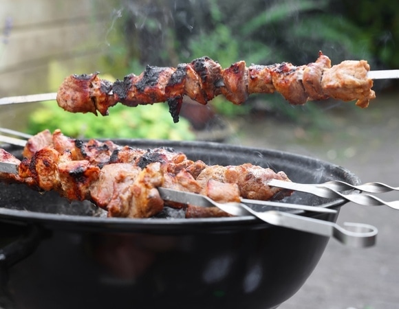 Пожарить шашлык и не навредить себе: доктор Павлова поделилась планом на здоровые «майские»