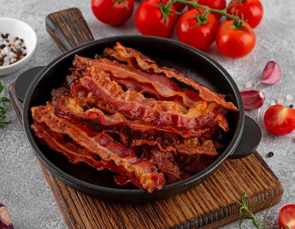 «Мясо не прилипнет»: шеф-повар раскрыл секреты правильной жарки бекона