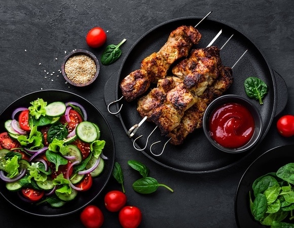 Сочные акценты: восхитительные салаты для вашего шашлыка — 3 рецепта