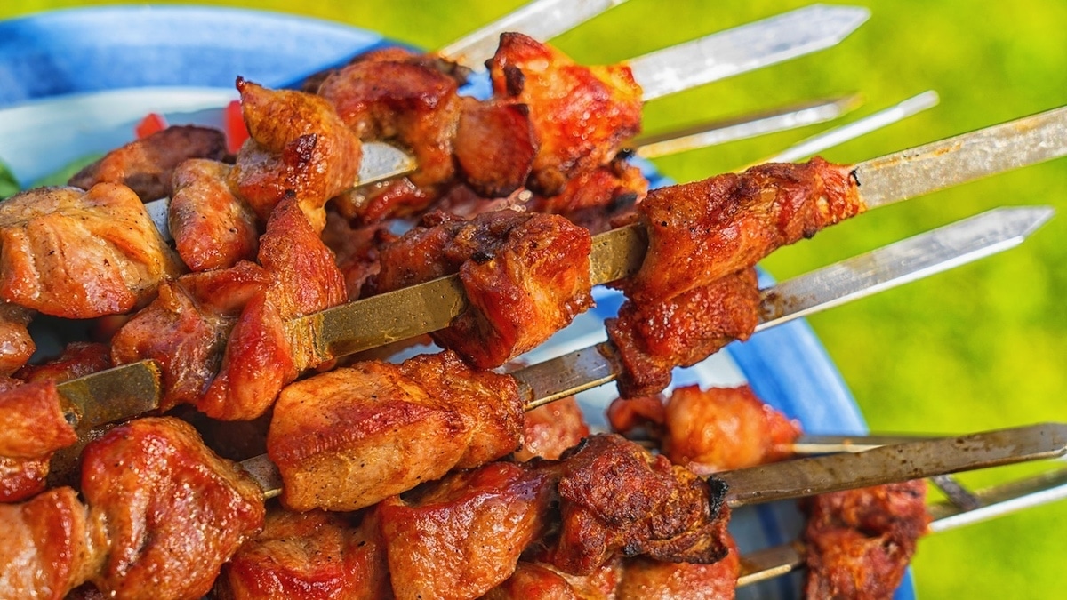 Шашлык испортился: вот как понять, что мясо пора не жарить, а выкидывать