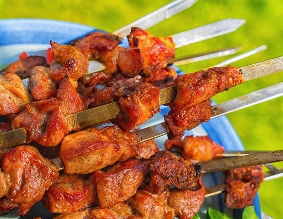 Шашлык испортился: вот как понять, что мясо пора не жарить, а выкидывать Шашлык испортился: вот как понять, что мясо пора не жарить, а выкидывать