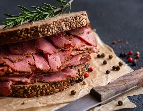 Не прошли через «химическую мясорубку»: список наименее вредных мясных деликатесов — на замену колбасе