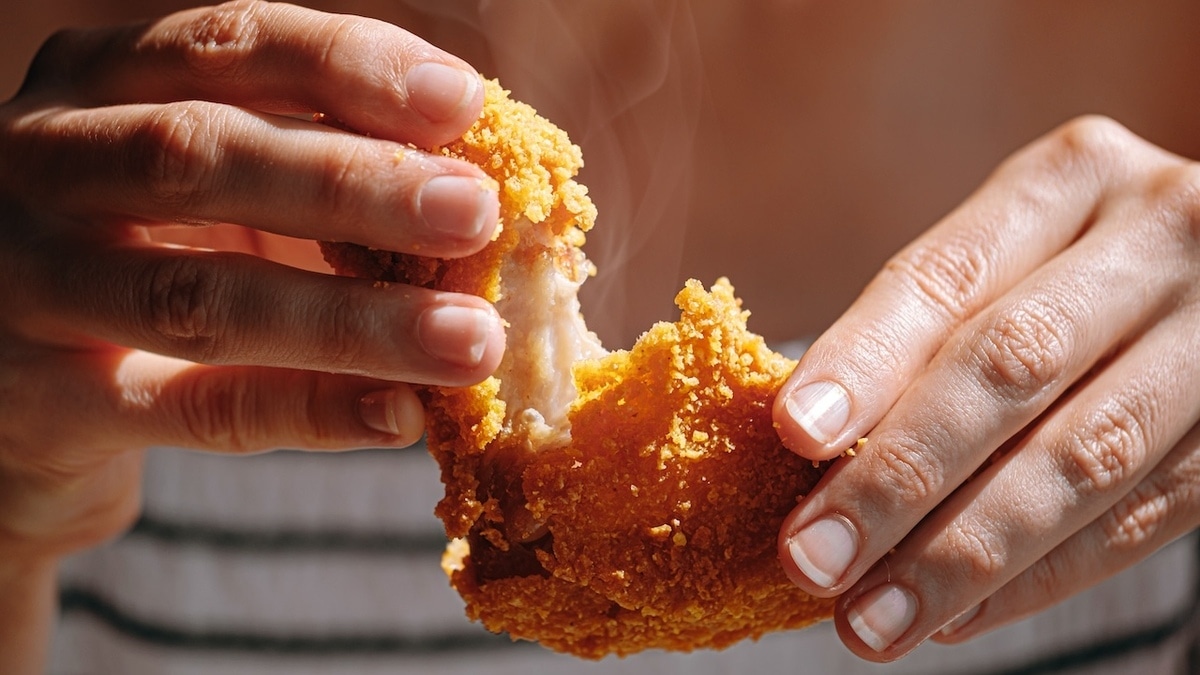 Можно ли есть курицу руками — ответила эксперт по этикету