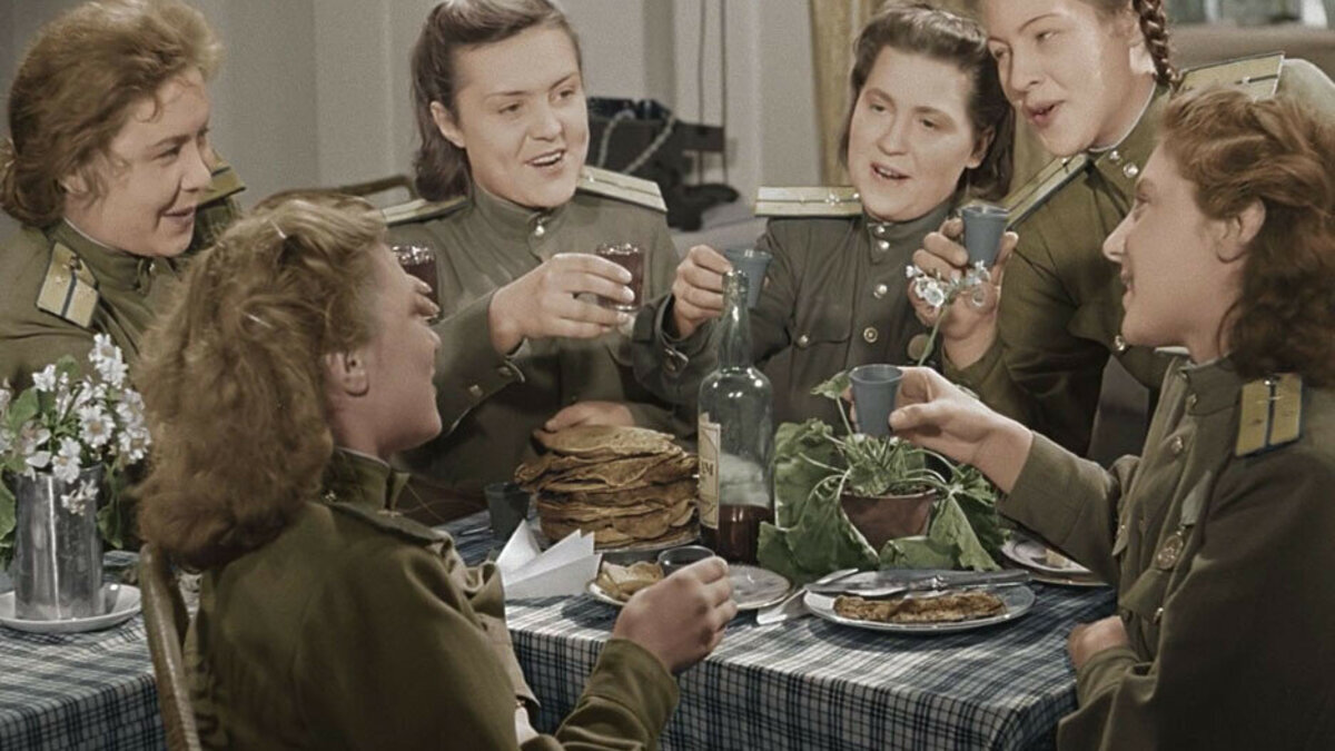 Солдатский котелок и фронтовые 100 грамм: что ели герои любимых советских фильмов о войне Солдатский котелок и фронтовые 100 грамм: что ели герои любимых советских фильмов о войне