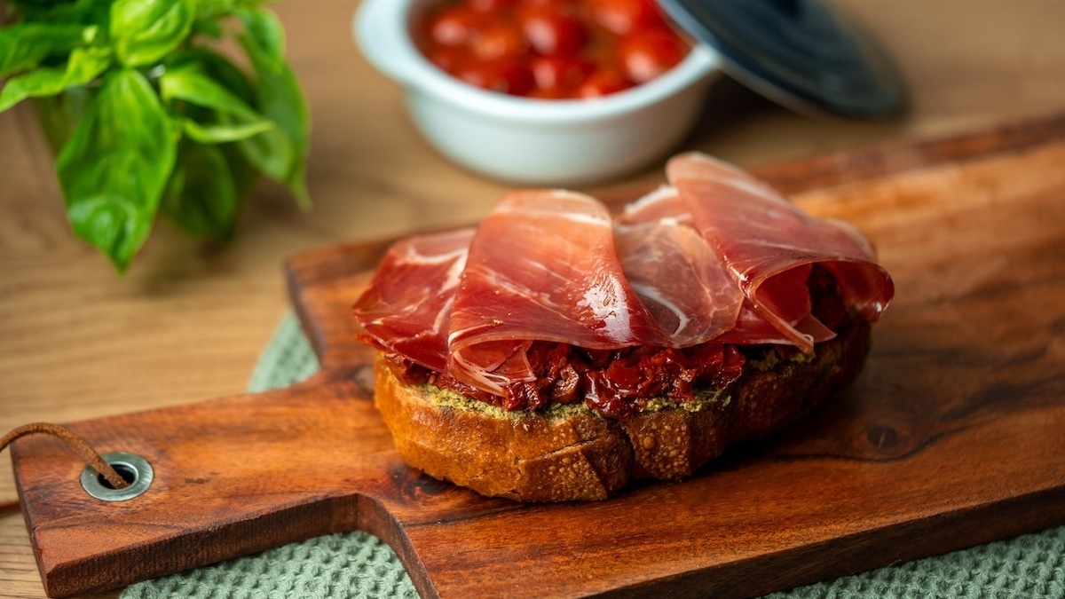 Мясо с хлебом — вред или классика? Диетолог объяснила, как и с чем есть бутерброды