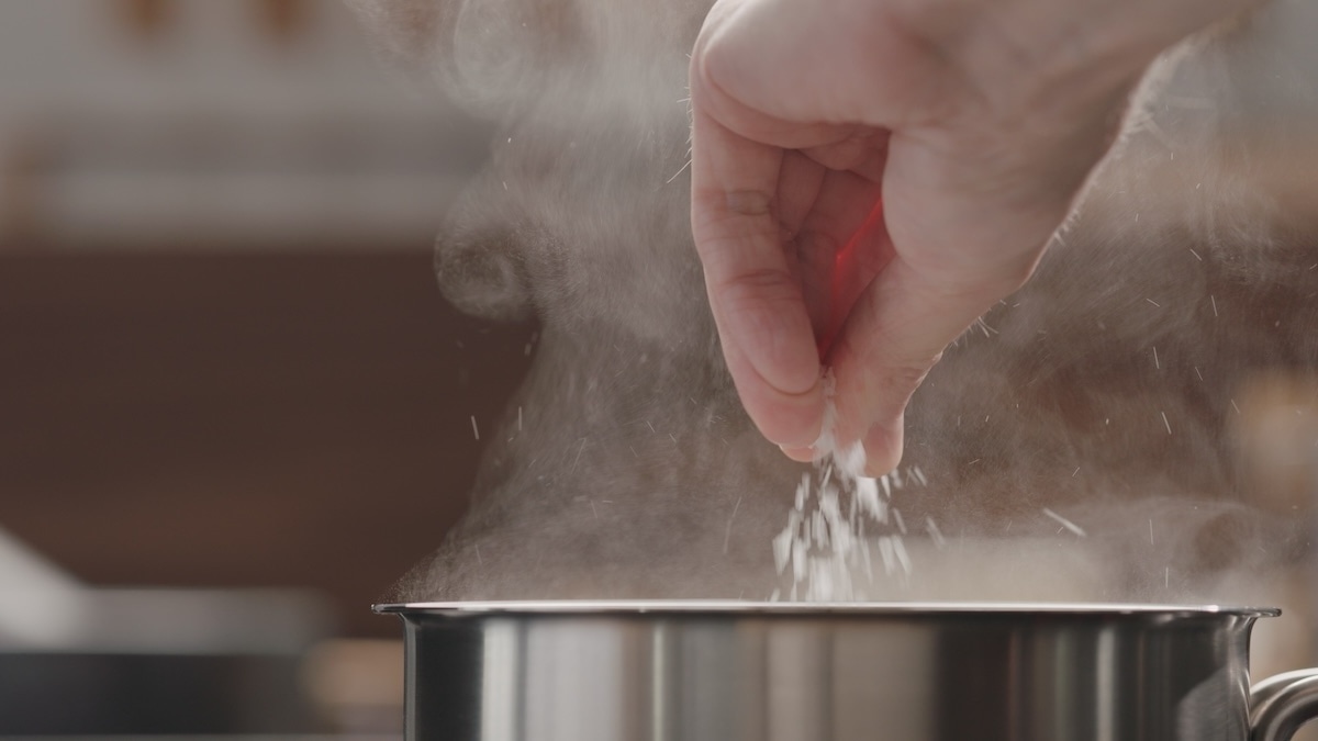 Какая вода закипит быстрее — пресная или соленая? 