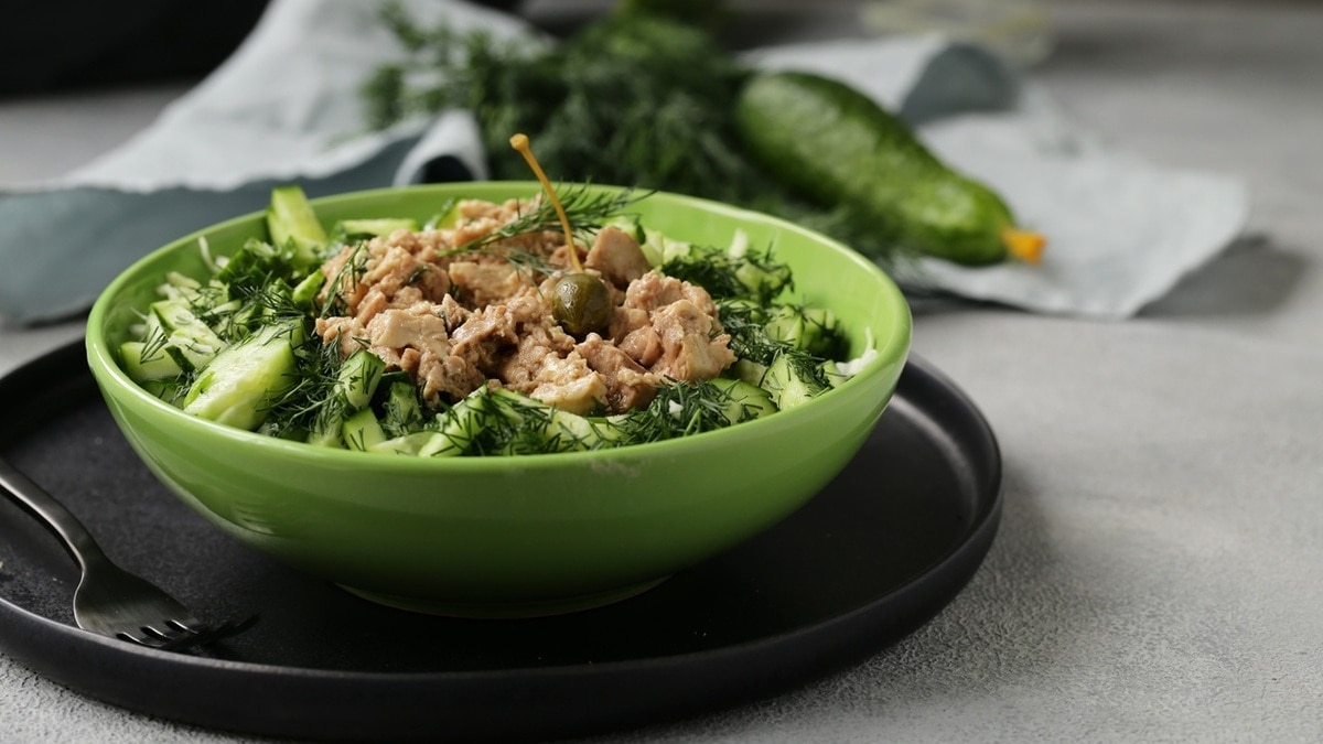 «Никаких соусов»: доктор Мясников объяснил, как приготовить салат для восполнения витамина D