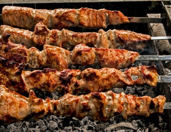 Как долго можно хранить замаринованное мясо для шашлыка — тянуть время точно не стоит Как долго можно хранить замаринованное мясо для шашлыка — тянуть время точно не стоит