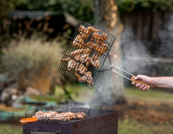 Надоели шашлыки? 3 способа приготовить ароматное мясо на природе