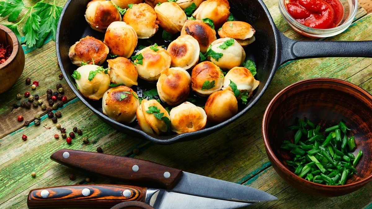 Секрет приготовления жареных пельменей раскрыл шеф-повар: без фирменного соуса никак