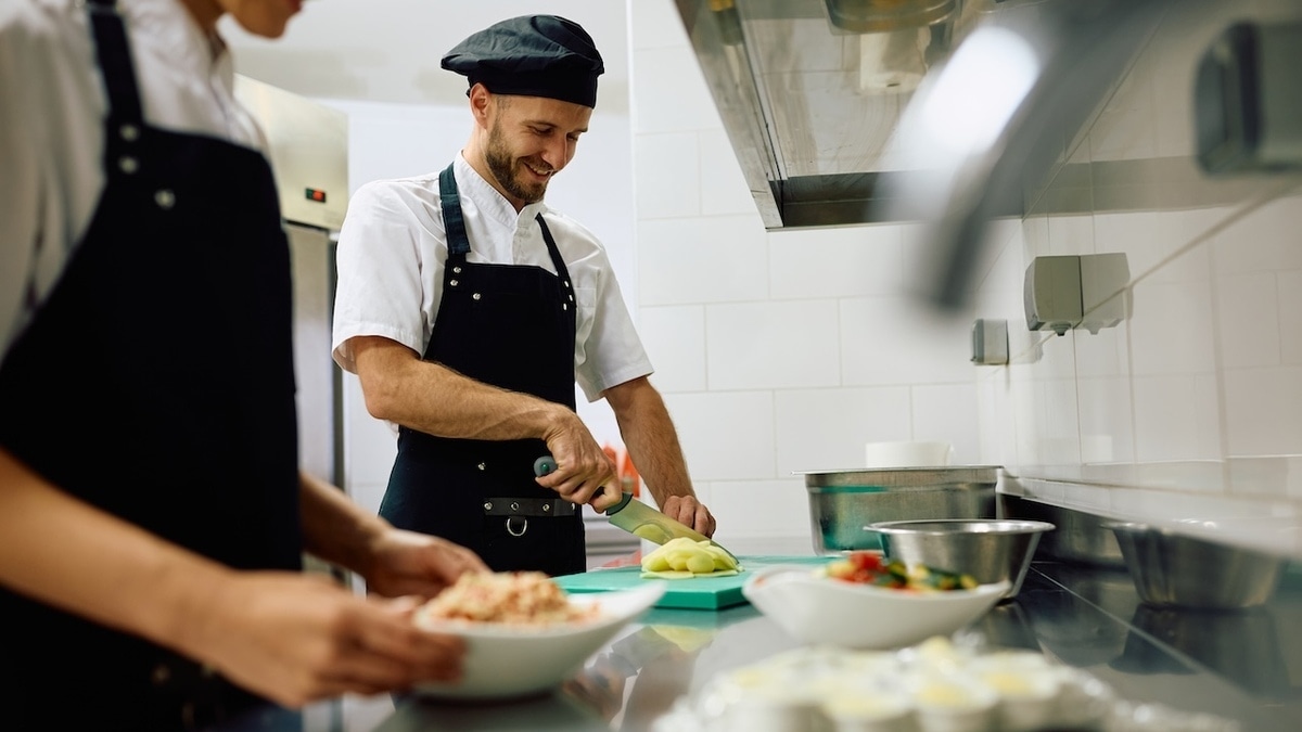 Первые гости и «кусающийся» нож: в какие приметы верят на профессиональной кухне