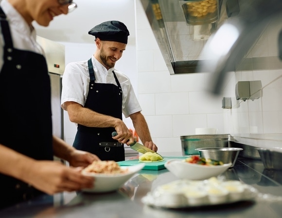 Первые гости и «кусающийся» нож: в какие приметы верят на профессиональной кухне