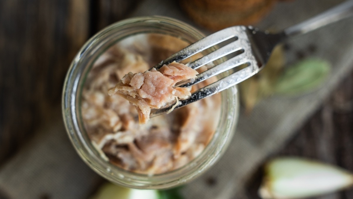 Выбрать тушенку и не прогадать: нутрициолог рассказала, какую банку лучше вернуть на полку