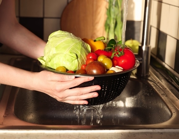 Не на глазок: как правильно мыть фрукты и овощи, чтобы не подхватить инфекцию Не на глазок: как правильно мыть фрукты и овощи, чтобы не подхватить инфекцию