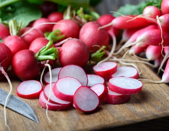 Топ-3 весенних салата со свежим редисом: как разнообразить меню — пока сезон