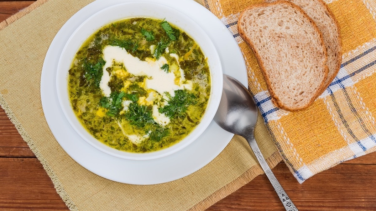 Щавелевый суп с яйцом всего за 20 минут — насыщенный вкус и фантастический аромат