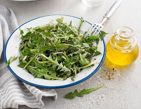 Как приготовить витаминный салат из одуванчиков — добавьте авокадо и орехи