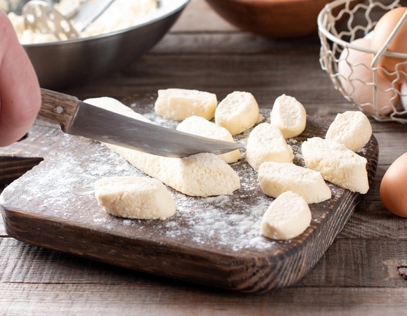 Ленивые вареники с творогом буквально тают во рту: как сэкономить время и удивить близких