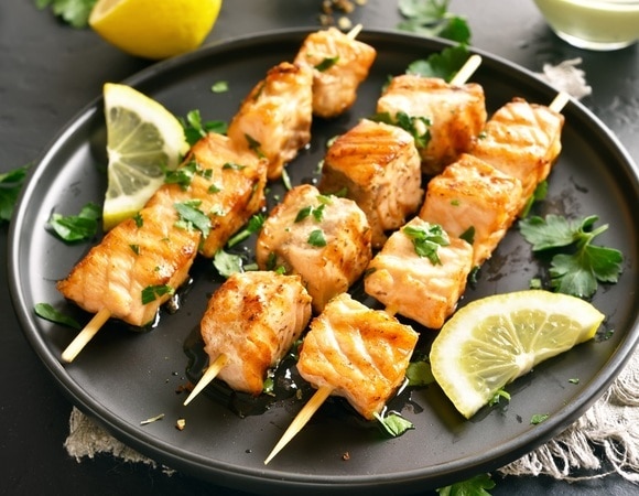 Сочный шашлык из семги можно приготовить всего за 15 минут, но есть нюанс