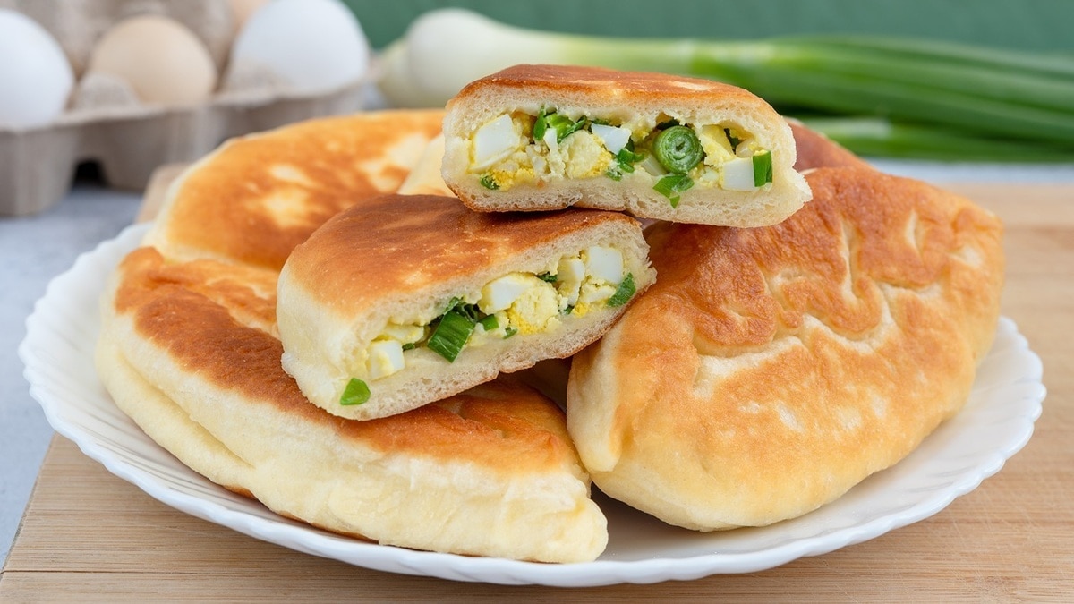 Как приготовить хрустящие пирожки с луком и яйцом — вечная классика на вашем столе