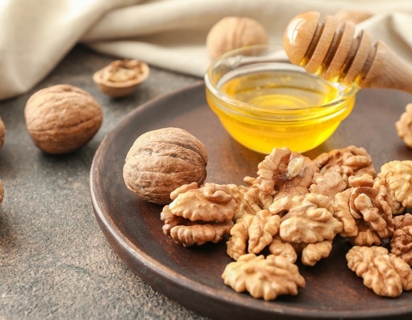 Чем полезен грецкий орех и мед — натуральный состав для здоровья всего организма