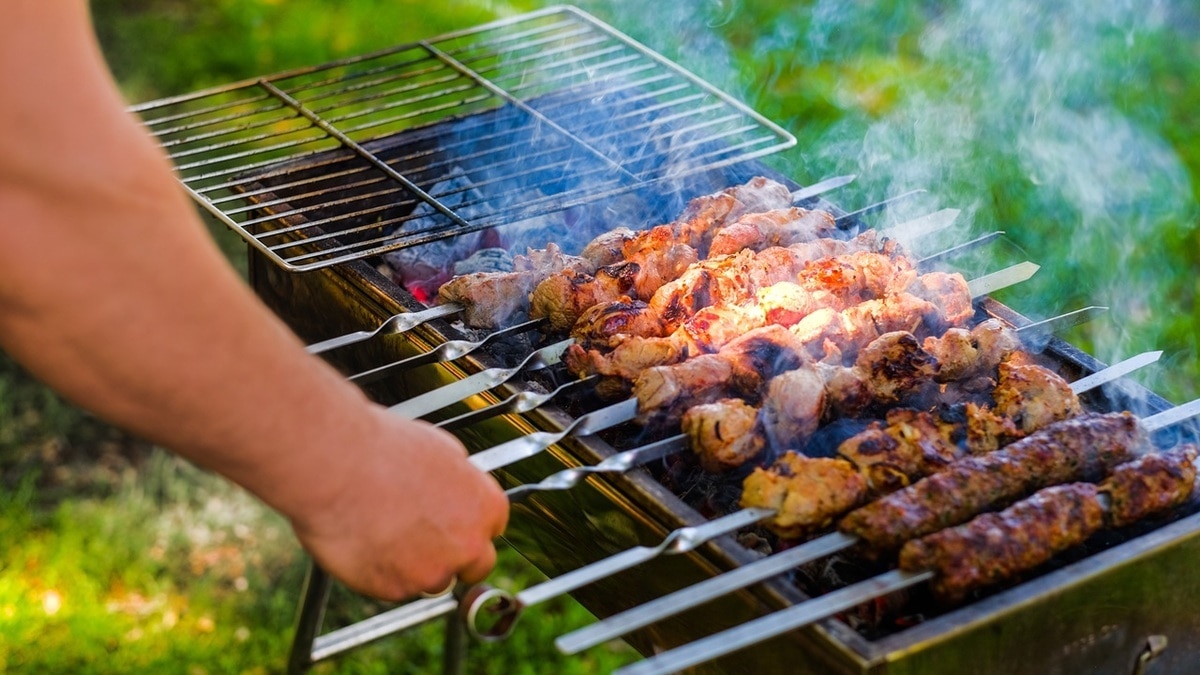Как понять, что шашлык готов? Шеф-повар Дыма раскрыл лайфхаки идеального блюда с мангала