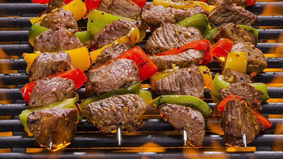 Сколько жарить шашлык из говядины — придется запастись терпением