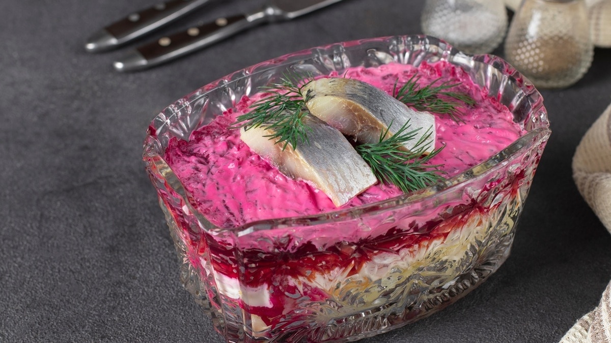 Этот салат так часто появляется в «Мосгазе», что почти затмил майора Черкасова — вот его рецепт Этот салат так часто появляется в «Мосгазе», что почти затмил майора Черкасова — вот его рецепт