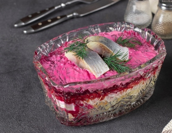 Этот салат так часто появляется в «Мосгазе», что почти затмил майора Черкасова — вот его рецепт