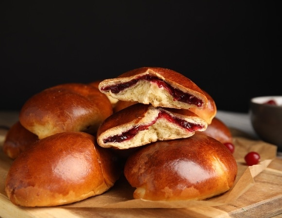 Остались сушеные лесные ягоды? Сделайте из них ароматную начинку для пирожков